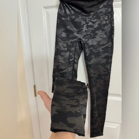 SPANX Faux Leather Leggings High Waist Camo Matte Black 20185R - Picture 2 of 10